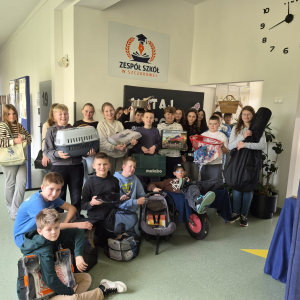 Klasa 6 b wraz z torbami, transporterami i innymi rzeczami przyniesionymi zamiast plecaków.  Kliknięcie na zdjęcie spowoduje jego powiększenie do rozmiaru oryginalnego.