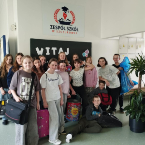 Piątoklasiści prezentują torby i inne rzeczy przyniesione na powitanie wiosny.  Kliknięcie na zdjęcie spowoduje jego powiększenie do rozmiaru oryginalnego.