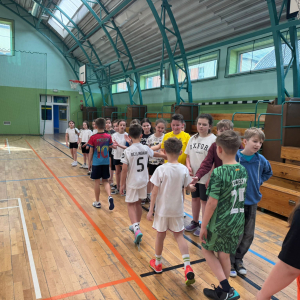 Dzieci witają się przed rozpoczęciem rywalizacji sportowych.  Kliknięcie na zdjęcie spowoduje jego powiększenie do rozmiaru oryginalnego.