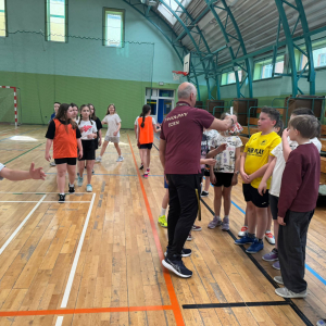 Pan Robert Dzień z uczniami biorącymi udział w wiosennych rywalizacjach sportowych.  Kliknięcie na zdjęcie spowoduje jego powiększenie do rozmiaru oryginalnego.