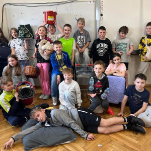 Czwartoklasiści witają wiosnę z oryginalnymi zamiennikami plecaków.  Kliknięcie na zdjęcie spowoduje jego powiększenie do rozmiaru oryginalnego.