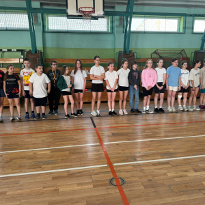 Młodzież zebrana na hali gimnastycznej wita wiosnę na sportowo.  Kliknięcie na zdjęcie spowoduje jego powiększenie do rozmiaru oryginalnego.