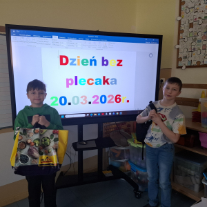 Uczniowie klasy 3 b prezentują torby przyniesione na pierwszy dzień wiosny zamiast plecaków. Kliknięcie na zdjęcie spowoduje jego powiększenie do rozmiaru oryginalnego.