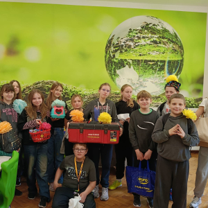 Uczniowie klasy 5 a z oryginalnymi plecakami witają wiosnę. Kliknięcie na zdjęcie spowoduje jego powiększenie do rozmiaru oryginalnego.