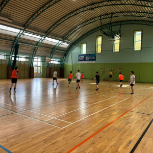 Rozgrywki piłki nożnej z okazji powitania wiosny na sportowo.  Kliknięcie na zdjęcie spowoduje jego powiększenie do rozmiaru oryginalnego.