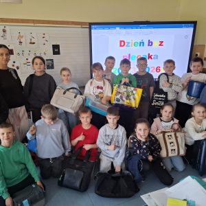 Klasa 3 b wraz z wychowawczynią świętują Pierwszy dzień wiosny. Kliknięcie na zdjęcie spowoduje jego powiększenie do rozmiaru oryginalnego.