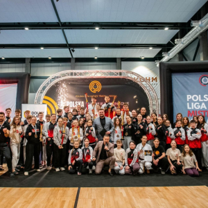 Nasz uczennica Wiktoria Bogusz z kl. 5a wraz z trenerami i innymi uczestnikami zawodów w karate.  Kliknięcie na zdjęcie spowoduje jego powiększenie do rozmiaru oryginalnego.