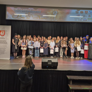 Roksana Romanowska z kl. 6 b wyróżniona w VII Powiatowym Konkursie Piosenki Angielskiej "Be a Star". Kliknięcie na zdjęcie spowoduje jego powiększenie do rozmiaru oryginalnego.
