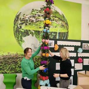 Mamy uczniów z klasy 5 a prezentują wysoką palmę wielkanocną. Kliknięcie na zdjęcie spowoduje jego powiększenie do rozmiaru oryginalnego.