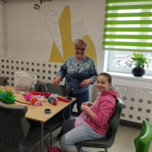 Uczennica klasy 5 b wraz z seniorką przygotowują palmy na jadalni szkolnej. Kliknięcie na zdjęcie spowoduje jego powiększenie do rozmiaru oryginalnego.