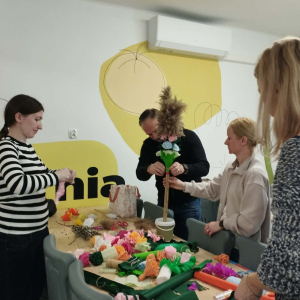 Rodzice piątoklasistów w trakcie robienia palm wielkanocnych. Kliknięcie na zdjęcie spowoduje jego powiększenie do rozmiaru oryginalnego.