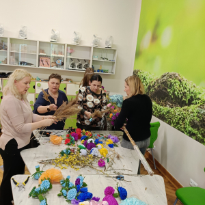 Grupka mam w trakcie przygotowywania palmy wielkanocnej. Kliknięcie na zdjęcie spowoduje jego powiększenie do rozmiaru oryginalnego.