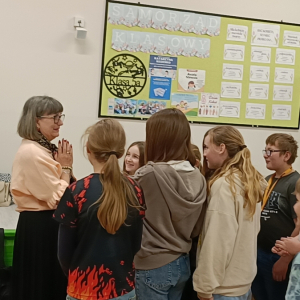 Klasa 5 a w trakcie spotkania integracyjnego z byłą wychowawczynią panią Bożeną Łuciów. Kliknięcie na zdjęcie spowoduje jego powiększenie do rozmiaru oryginalnego.