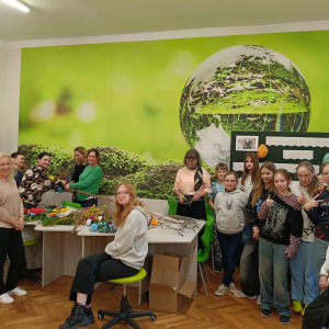 Klasa 5 a wraz z rodzicami w trakcie przygotowywania wielkanocnych palm. Kliknięcie na zdjęcie spowoduje jego powiększenie do rozmiaru oryginalnego.