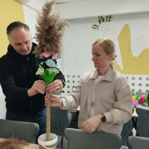 Rodzice uczniów klasy 5a i 5 b w trakcie robienia palmy wielkanocnej. Kliknięcie na zdjęcie spowoduje jego powiększenie do rozmiaru oryginalnego.