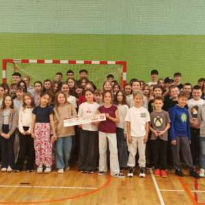 Uczniowie ZS w Szczurowej przygotowujący się do akcji "Aktywna Wiosna". Kliknięcie na zdjęcie spowoduje jego powiększenie do rozmiaru oryginalnego.