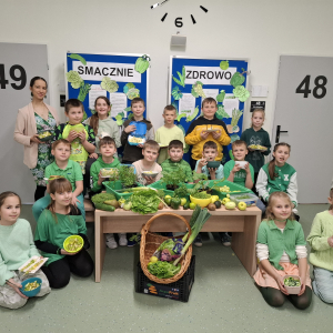 Klasa 3 b w towarzystwie wychowawczyni prezentuje "zielone posiłki" przygotowane w ramach "Dnia na zielono". Kliknięcie na zdjęcie spowoduje jego powiększenie do rozmiaru oryginalnego.