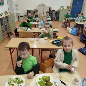 Dzieci z klasy 1 b w trakcie spożywania przygotowanych przez siebie kanapek z zielonymi warzywami oraz ziołami. Kliknięcie na zdjęcie spowoduje jego powiększenie do rozmiaru oryginalnego.