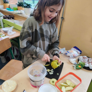 Uczeń klasy 3 a kroi zielone jabłko. Kliknięcie na zdjęcie spowoduje jego powiększenie do rozmiaru oryginalnego.