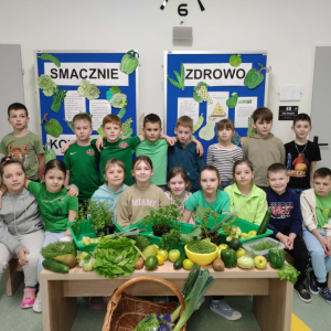 Uczniowie klasy 2 b prezentują wykonane sałatki i kanapki w ramach programu zdrowotnego. Kliknięcie na zdjęcie spowoduje jego powiększenie do rozmiaru oryginalnego.