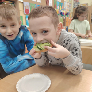 Chłopiec z klasy 1 w trakcie jedzenia kanapki. Kliknięcie na zdjęcie spowoduje jego powiększenie do rozmiaru oryginalnego.