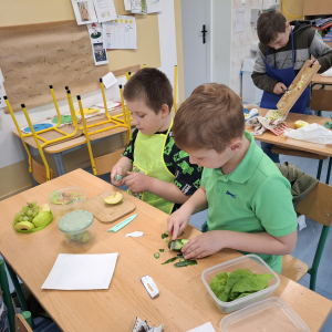 Chłopcy z klasy 3 b kroją zielone owoce i warzywa. Kliknięcie na zdjęcie spowoduje jego powiększenie do rozmiaru oryginalnego.