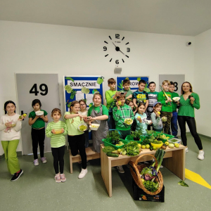 Klasa 3 a ubrana na zielono wraz z wychowawczynią prezentuje kanapki i sałatki w kolorze zielonym. Kliknięcie na zdjęcie spowoduje jego powiększenie do rozmiaru oryginalnego.