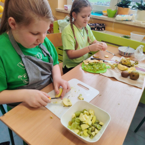 Uczennice klasy 3 a kroją zielone owoce. Kliknięcie na zdjęcie spowoduje jego powiększenie do rozmiaru oryginalnego.