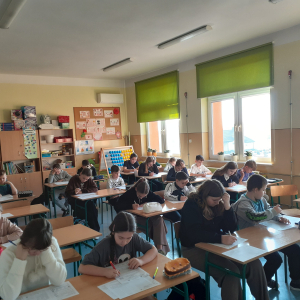 Uczniowie w trakcie pisania etapu szkolnego Międzynarodowego Konkursu Kangur Matematyczny. Kliknięcie na zdjęcie spowoduje jego powiększenie do rozmiaru oryginalnego.