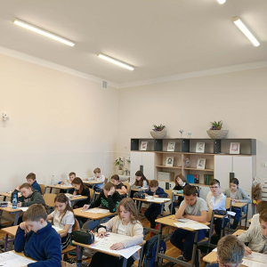 Dzieci rozwiązują zadania w etapie szkolnym Międzynarodowego Konkursu Matematycznego Kangur. Kliknięcie na zdjęcie spowoduje jego powiększenie do rozmiaru oryginalnego.