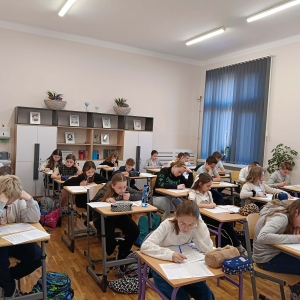 Młodzież rozwiązuje zadania w Matematycznym Kangurze. Kliknięcie na zdjęcie spowoduje jego powiększenie do rozmiaru oryginalnego.