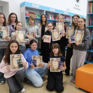 Panie Wicedyrektor Dorota Gurgul, Marcelina Pajor z laureatkami i osobami  biorącymi  udział w Szkolnym Konkursie: baśnie i legendy. Kliknięcie na zdjęcie spowoduje jego powiększenie do rozmiaru oryginalnego.