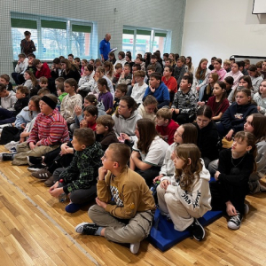 Uczniowie słuchają wykładu na temat cyberprzemocy. Kliknięcie na zdjęcie spowoduje jego powiększenie do rozmiaru oryginalnego.