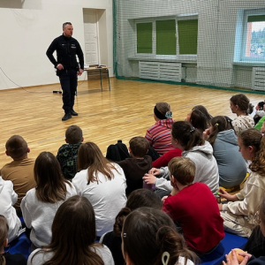 Dzieci z klas 4-6 na spotkaniu z policjantem. Kliknięcie na zdjęcie spowoduje jego powiększenie do rozmiaru oryginalnego.
