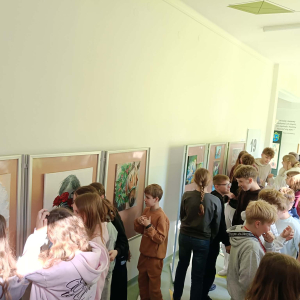 Uczniowie w trakcie oglądania wernisażu prac plastycznych uczennicy Roksany Romanowskiej z kl. 6b. Kliknięcie na zdjęcie spowoduje jego powiększenie do rozmiaru oryginalnego.