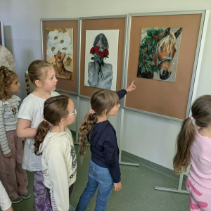 Przedszkolaki w trakcie oglądania wernisażu prac Roksany Romanowskiej z kl. 6 b. Kliknięcie na zdjęcie spowoduje jego powiększenie do rozmiaru oryginalnego.