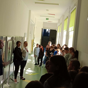 Pani Magdalena Małek i pan Michał Pastuch wraz z uczennicą kl. 6 b Roksaną Romanowską otwierają wernisaż prac artystki. Kliknięcie na zdjęcie spowoduje jego powiększenie do rozmiaru oryginalnego.