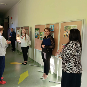 Pani Dyrektor Joanna Ozorka-Krawczyk otwiera wystawę prac plastycznych uczennicy Roksany Romanowskiej. Kliknięcie na zdjęcie spowoduje jego powiększenie do rozmiaru oryginalnego.