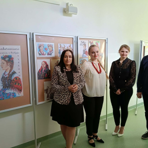Pani Dyrektor Joanna Ozorka-Krawczyk, nauczyciele plastyki: pani Magdalena Małek i pan Michał Pastuch oraz Roksana Romanowska przy sztalugach prezentujących prace plastyczne uczennicy. Kliknięcie na zdjęcie spowoduje jego powiększenie do rozmiaru oryginalnego.