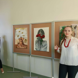 Pani Magdalena Małek i Roksana Romanowska przy wystawie prac plastycznych uczennicy. Kliknięcie na zdjęcie spowoduje jego powiększenie do rozmiaru oryginalnego.