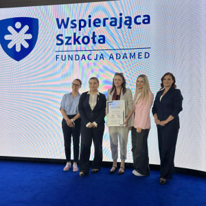 Pani Kinga Gurak-Gicala oraz pani Natalia Brzezińska razem z panią Wiceminister i przedstawicielkami fundacji Adamed. Kliknięcie na zdjęcie spowoduje jego powiększenie do rozmiaru oryginalnego.