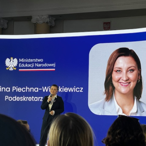 Przemówienie pani Wiceminister Pauliny Piechny-Więckiewicz  w trakcie wręczania certyfikatów. Kliknięcie na zdjęcie spowoduje jego powiększenie do rozmiaru oryginalnego.
