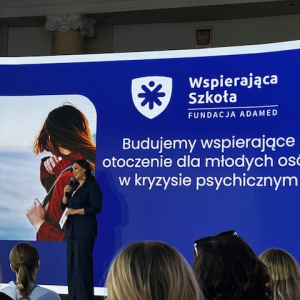 Wręczanie certyfikatów "Wspierającej Szkoły": przemówienia gości. Kliknięcie na zdjęcie spowoduje jego powiększenie do rozmiaru oryginalnego.
