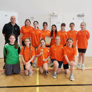 Pan Robert Dzień z reprezentacją dziewcząt biorących udział w zawodach mini piłki ręcznej. Kliknięcie na zdjęcie spowoduje jego powiększenie do rozmiaru oryginalnego.