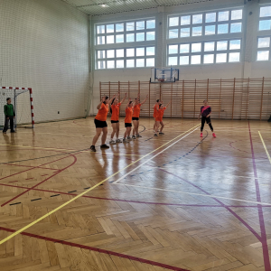 Uczennice naszej szkoły uczestniczą w zawodach mini  piłki ręcznej. Kliknięcie na zdjęcie spowoduje jego powiększenie do rozmiaru oryginalnego.