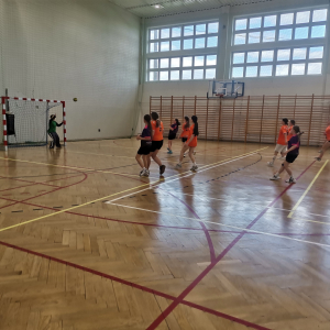 Zawody w mini piłce ręcznej rozgrywane na hali. Kliknięcie na zdjęcie spowoduje jego powiększenie do rozmiaru oryginalnego.