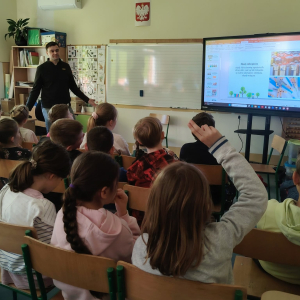 Uczniowie klas 3 uczestniczą w spotkaniu z ekologiem. Kliknięcie na zdjęcie spowoduje jego powiększenie do rozmiaru oryginalnego.
