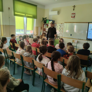 Uczniowie w trakcie oglądania prezentacji dotyczącej segregowania śmnieci. Kliknięcie na zdjęcie spowoduje jego powiększenie do rozmiaru oryginalnego.