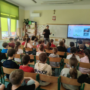 Trzecioklasiści uczestniczą w prelekcji ekologicznej. Kliknięcie na zdjęcie spowoduje jego powiększenie do rozmiaru oryginalnego.