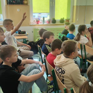 Dzieci z klas 3 zgłaszają się do pytań zadawanych przez ekologa. Kliknięcie na zdjęcie spowoduje jego powiększenie do rozmiaru oryginalnego.